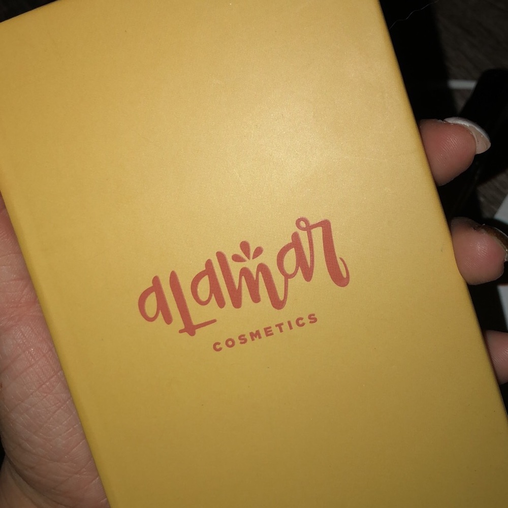 Alamar eyeshadow palette